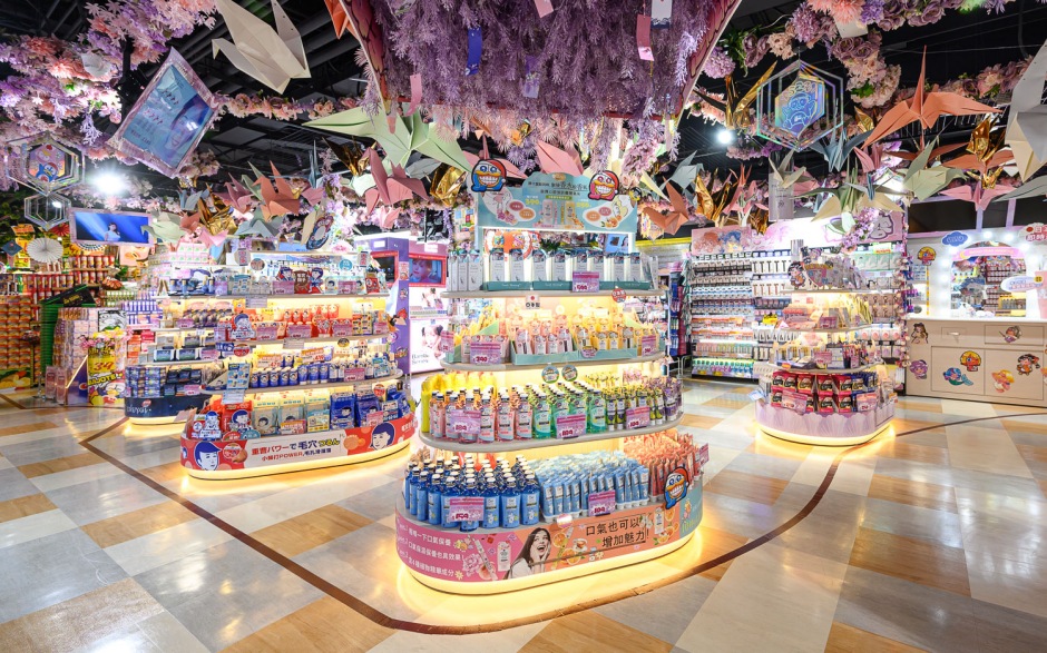 小檔DON DON DONKI 台中TIGER CITY各式日本直輸美妝保養商品超狂優惠指定商品買1送1，日本連線直播別錯過！DON DON DONKI將超人氣的COSME DONKI一同引進台中，不定期與日本美妝品牌線上連線