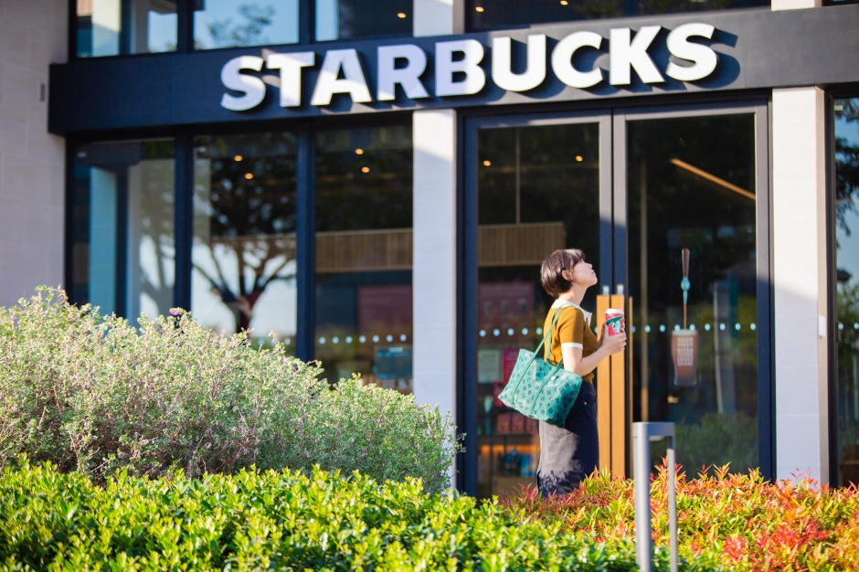 小檔星巴克海安和緯門市門市外觀運用簡約、充滿現代的設計方式，外觀局部置入木紋元素，強調中性色彩之外的識別性。