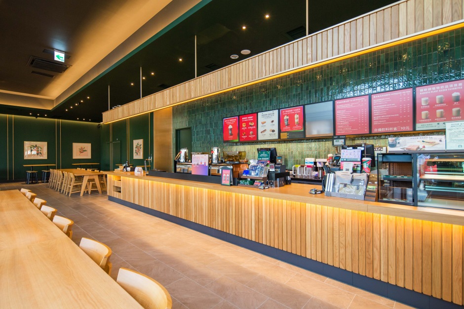 小檔星巴克海安和緯門市一字形吧檯為門市焦點中心，以長型靠背沙發來區隔不同型態的客席配置多樣性的傢俱型態，門市也設置會議室空間，以滿足不同需求的顧客。