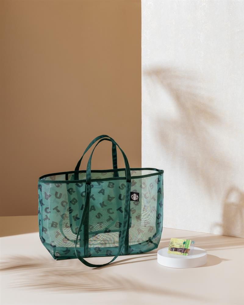 小檔星巴克海安和緯門市特色店-海安和緯綠色品牌網布提背袋，售價$630 海安和緯隨行卡，售價$150。