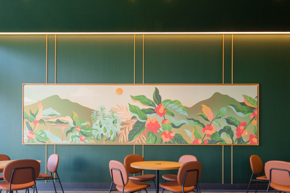 小檔星巴克海安和緯門市門市內設計以綠色系空間營造有如身處綠洲般的感受，暖色系木紋材質展現工藝感，搭配金屬色系及波紋玻璃增添精緻而現代的設計感。1