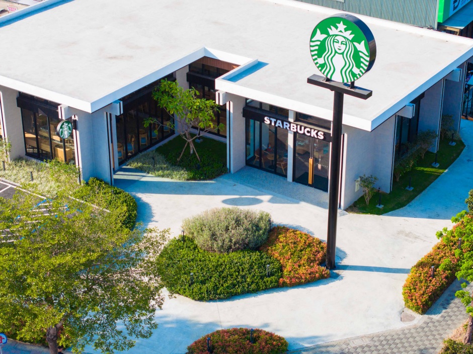 小檔星巴克海安和緯門市位於北迴歸線之南的台南，具有亞熱帶風情，以城市中的花園綠洲延伸發想的海安和緯門市於11月19日盛大開幕。2