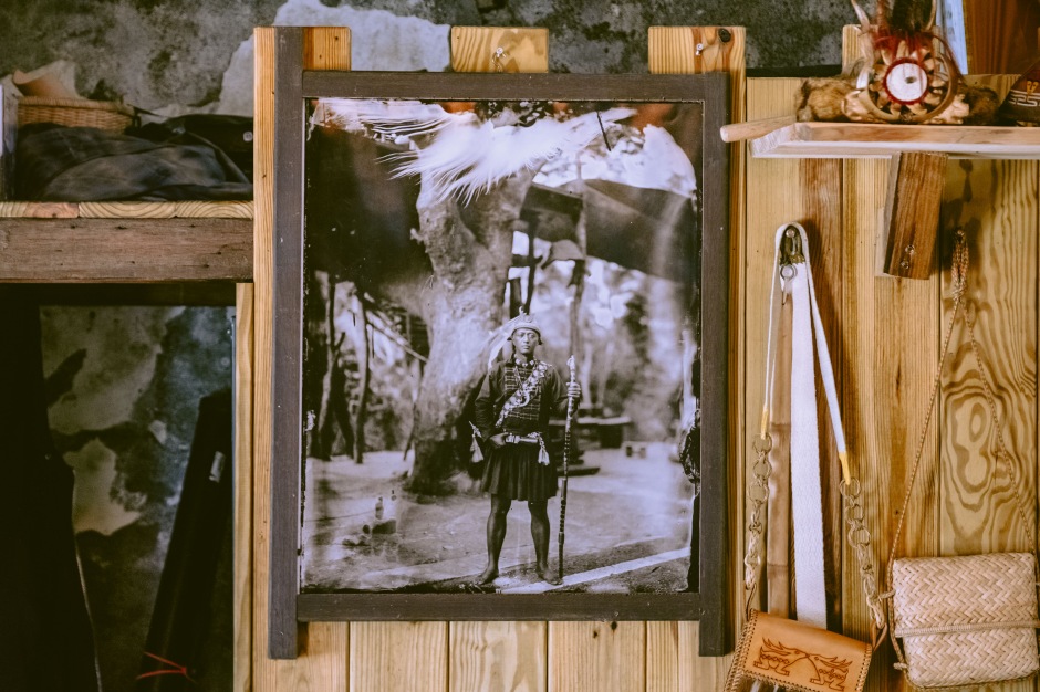 小檔排灣族土坂部落DSCF3747攝影師何經泰老師在2018年五年祭拍攝卡路風工坊主理人藍保．卡路風的肖像