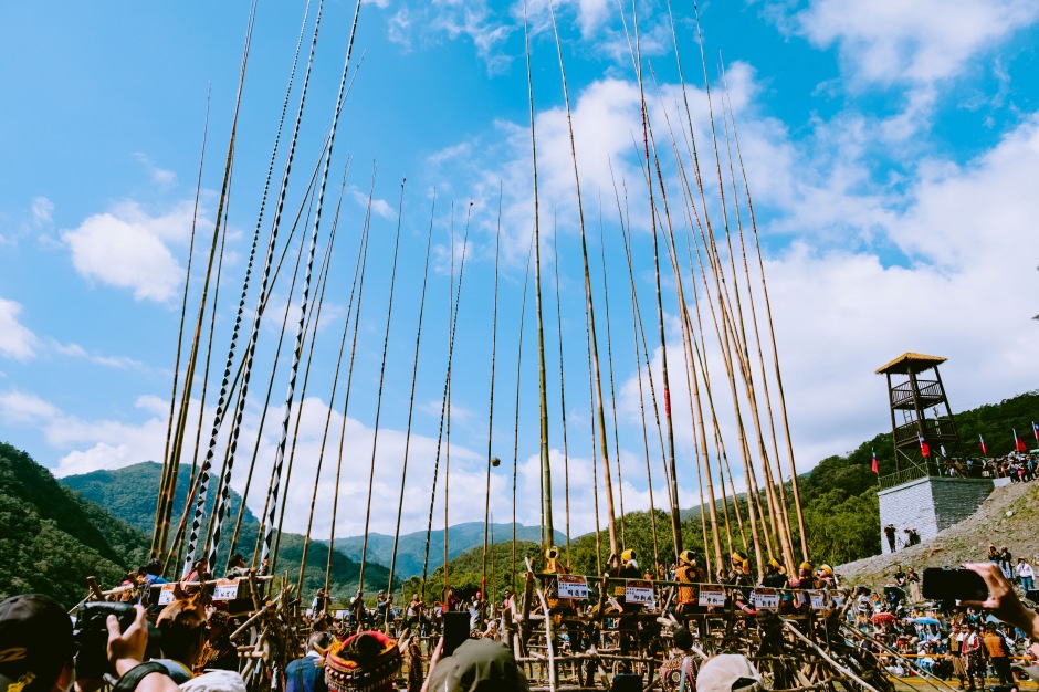 小檔排灣族土坂部落DSCF4121 的副本搶刺福球的重頭戲在每屆的十月二十五日主祭那天登場