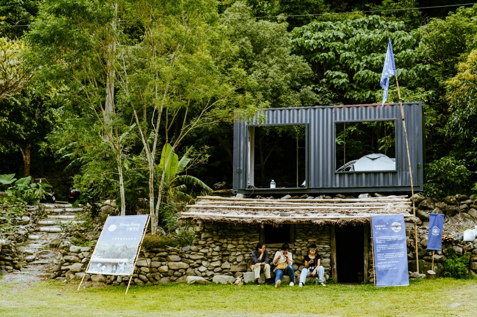 小檔排灣族土坂部落DSCF0813朱正弘和周照瑩重建傳統石屋，門口必須朝向太陽升起的地方。