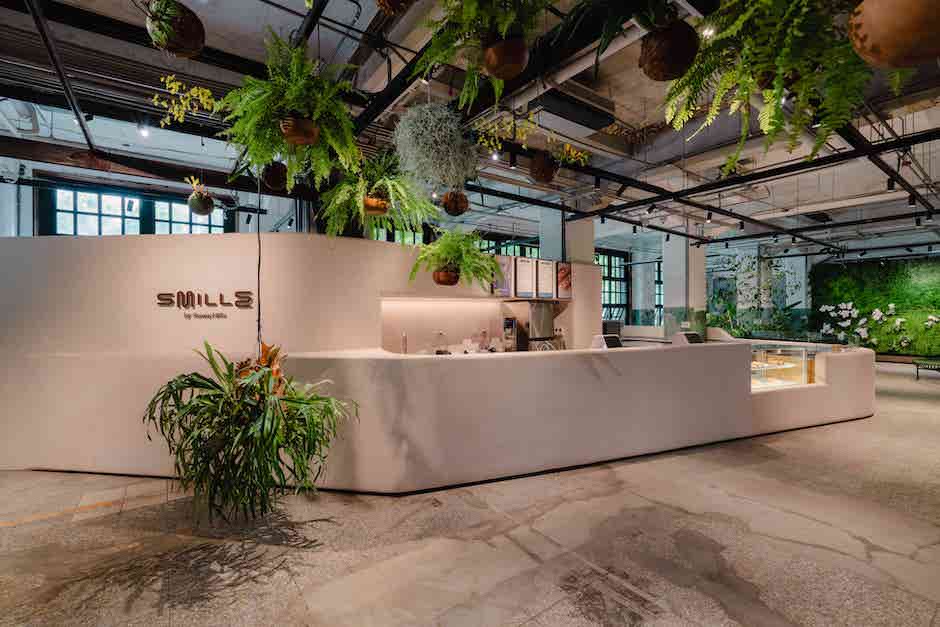 微熱山丘全新品牌微笑蜜樂：Smille松菸旗艦店以雙品牌概念打造室內公園與水果策展廊道空間，透過不同方式開啟對水果的繽紛想像，從中感受到無數時刻的微笑體驗。