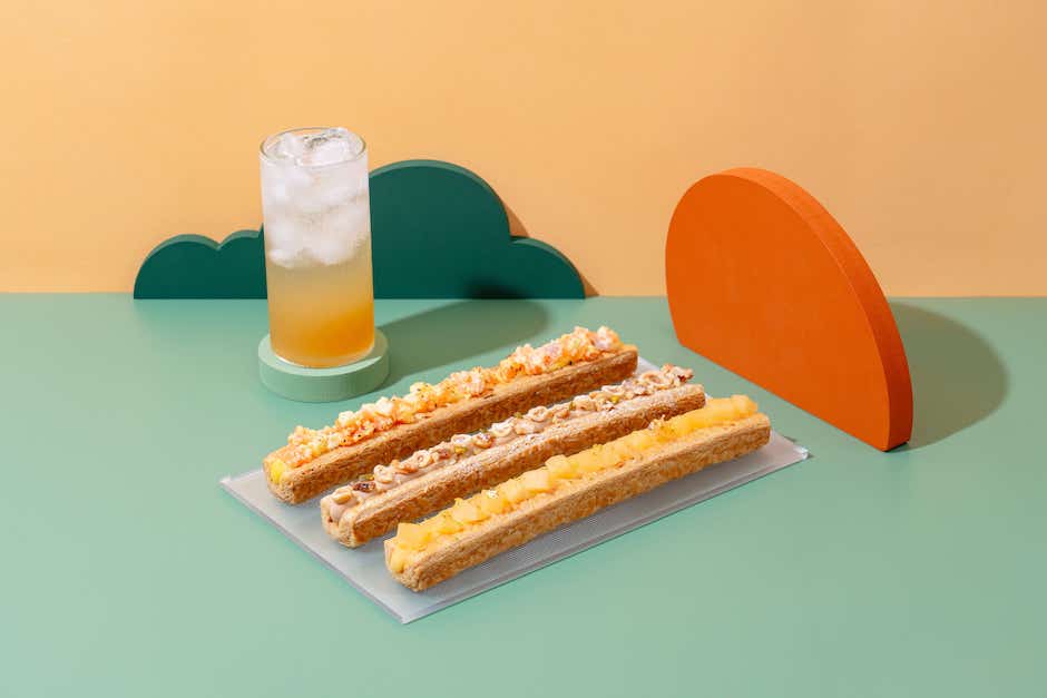 微熱山丘全新品牌微笑蜜樂：Smille於開幕日推出四款口味，共有鳳梨卡士達蜜樂酥、香蕉芭樂蜜樂酥、燻鮭魚百香蜜樂酥，及冬季限定的紅玉蘋果蜜樂酥。（1）