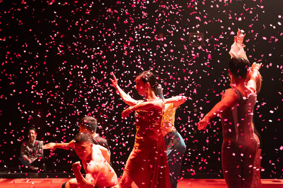 圖11：舞至最高潮，從天而降宛如慶祝意味的桃色紙花。（臺北表演藝術中心提供、攝影：Grace Lin）