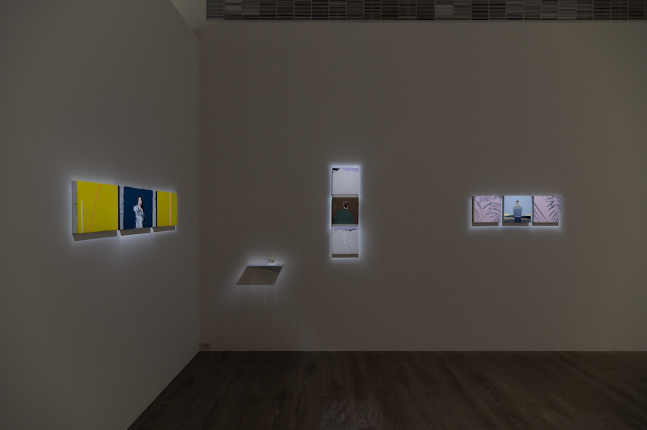 本次展出的全新系列創作,承襲「組畫」形式,陳雲藉由畫布巧妙安排順序,相互參照卻獨立,彷如感知與記憶聯繫的關係,並在觀看上形成某種特殊時序性 本次展出的全新系列創作,承襲「組畫」形式,陳雲藉由畫布巧妙安排順序,相互參照卻獨立,彷如感知與記憶聯繫的關係,並在觀看上形成某種特殊時序性