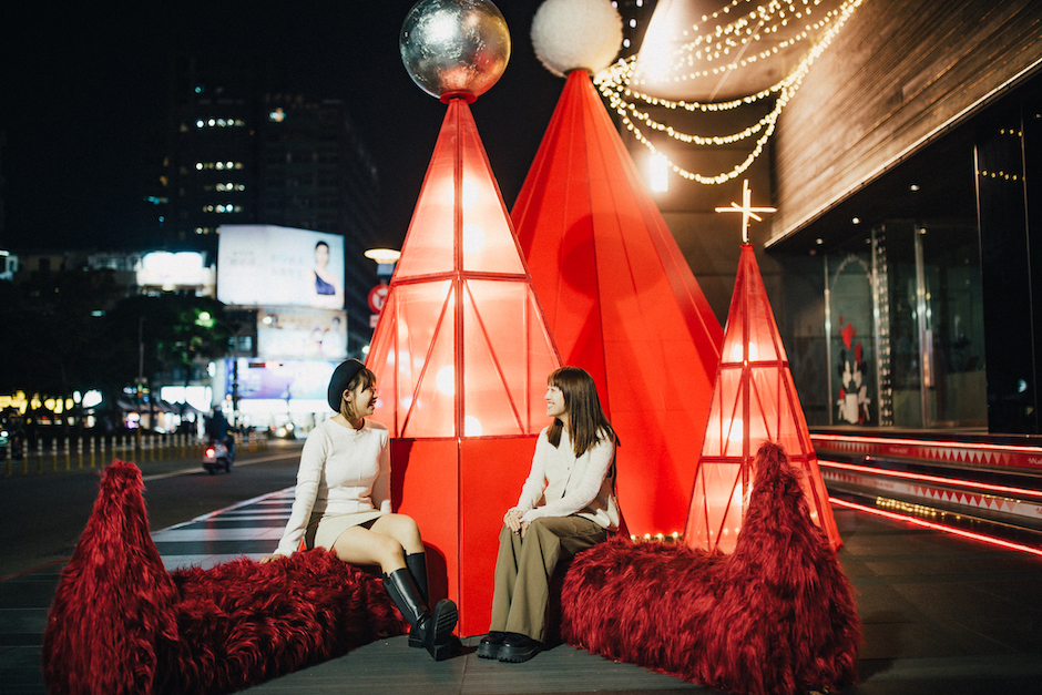 2023 草悟聖誕村 CHRISTMAS:好多好多紅帽子夜景2 (圖片來源:草悟系提供) 2023 草悟聖誕村 CHRISTMAS:好多好多紅帽子夜景2 (圖片來源:草悟系提供)
