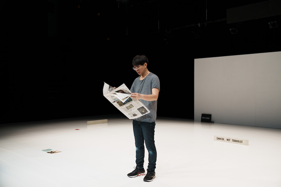 20231128跳舞吧@TPACby小宇-4 松根充和以獨白方式建構敘事與情境，帶領觀眾重回那個令他開始構思整部劇的早晨。（圖片提供：臺北表演藝術中心，攝影：小宇）