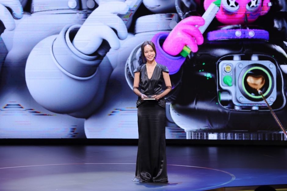 上稿圖今年典禮主持人由陳明珠擔綱,這是她首度在大型典禮獨挑大樑,中英雙語主持表現精彩。 上稿圖今年典禮主持人由陳明珠擔綱,這是她首度在大型典禮獨挑大樑,中英雙語主持表現精彩。