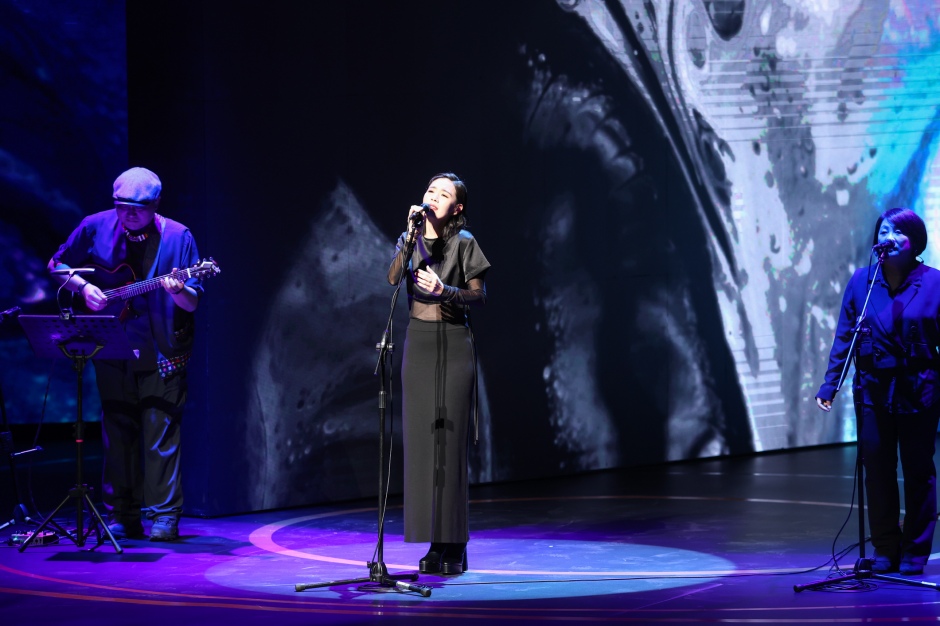 上稿圖知名創作歌手安溥,以溫暖歌聲為典禮揭開序幕。(圖片來源:台灣設計研究院) 上稿圖知名創作歌手安溥,以溫暖歌聲為典禮揭開序幕。(圖片來源:台灣設計研究院)