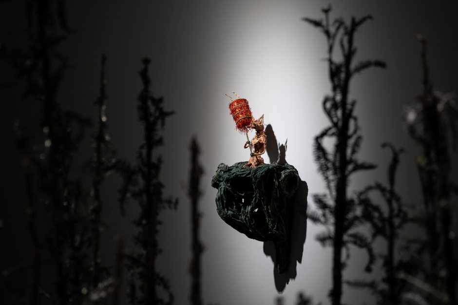 batch_《涼傘紙偶群-動物故事系列-鼠鹿》媒材|鐵絲、報紙、漿糊、電光紙、皺紋紙、金屬吊飾~定,攝影:朱祈宏《Parasol Figure-Animal Story Series》 Medium _ Mixed media Year _ 2022 Size _ Dimension variable_6 batch_《涼傘紙偶群-動物故事系列-鼠鹿》媒材|鐵絲、報紙、漿糊、電光紙、皺紋紙、金屬吊飾~定,攝影:朱祈宏《Parasol Figure-Animal Story Series》 Medium _ Mixed media Year _ 2022 Size _ Dimension variable_6