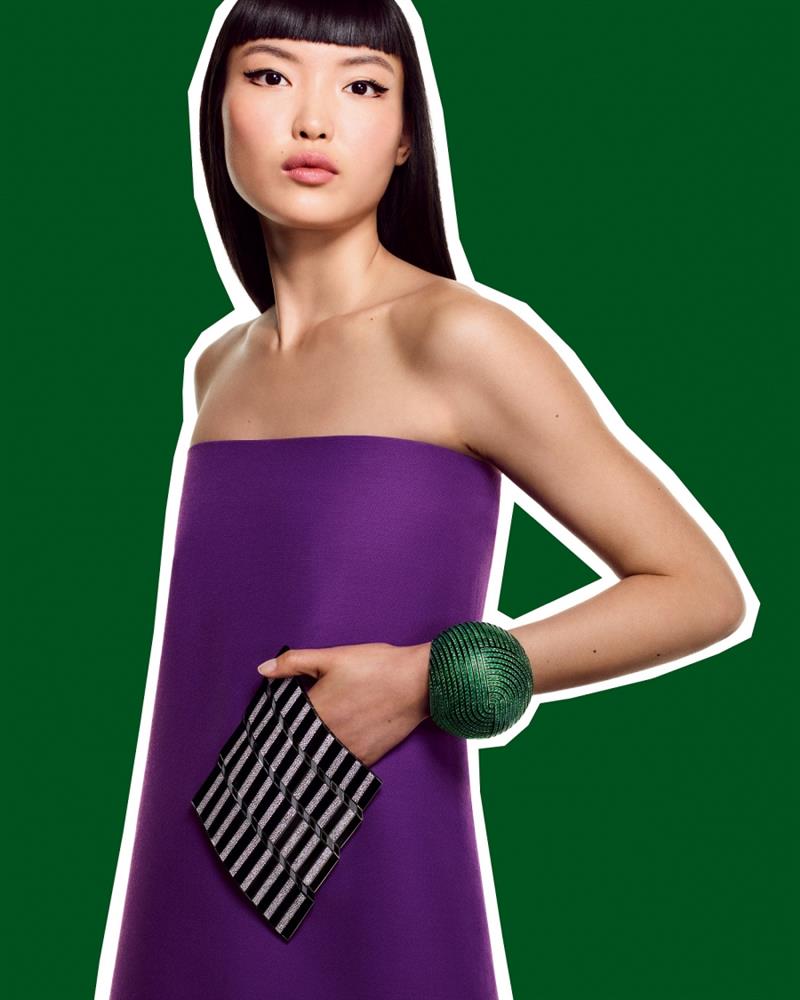 IN THE POCKET + AN APPLE A DAY可搭配任何服裝的新式成套珠寶。想像著把手放入高級珠寶口袋中，展現一派悠閒的率性。最後再以呈現完美球體樣式的手鐲，為這幅畫面增添畫龍點睛之美。 (2)