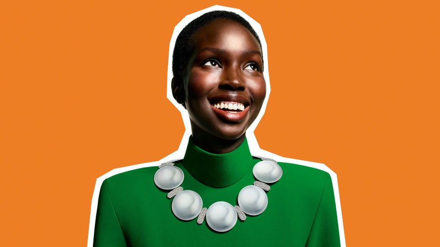 PEARL SOAP BUBBLE 碩大的珍珠猶如通透圓潤的肥皂泡，在毛衣或肌膚上歡快自如地遊曳。