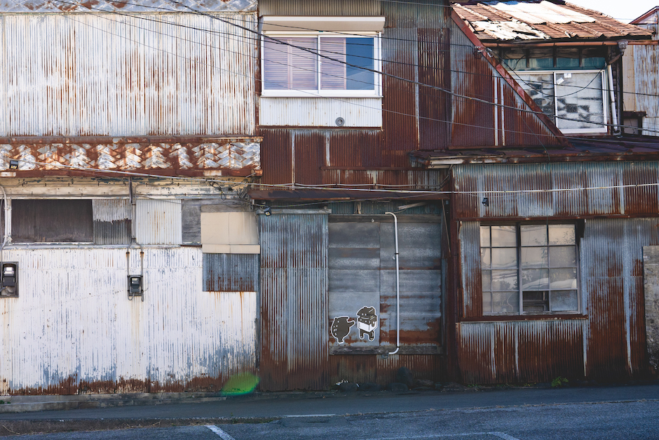 來貘出現在日本富士西裏的とたんの壁_Brick Wall