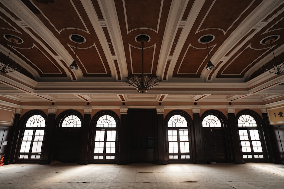 「AI網咖」展區位於充滿民國建築美學風格的中山廳（ 圖片提供：樸實創意）