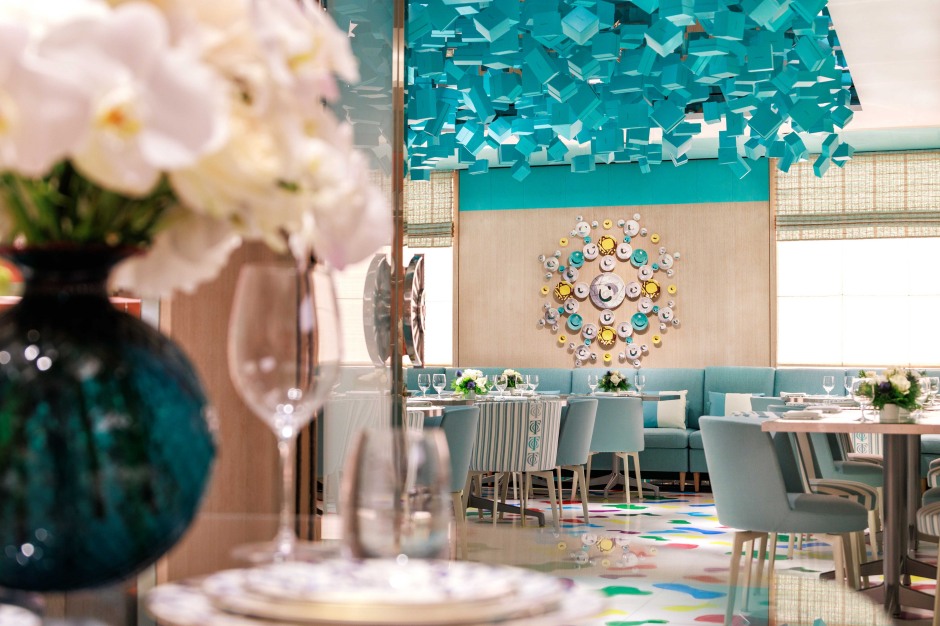 小檔tiffany cafeBlue Box Café Taipei_空間照07如鑽石光芒閃耀的裝置藝術來自擅長運用瓷器創作的美國藝術家莫莉·哈奇 (Molly Hatch)，此作品由 69 件手繪瓷盤組成，表面以銀白光澤裝飾，璀璨動人、絢麗奪目