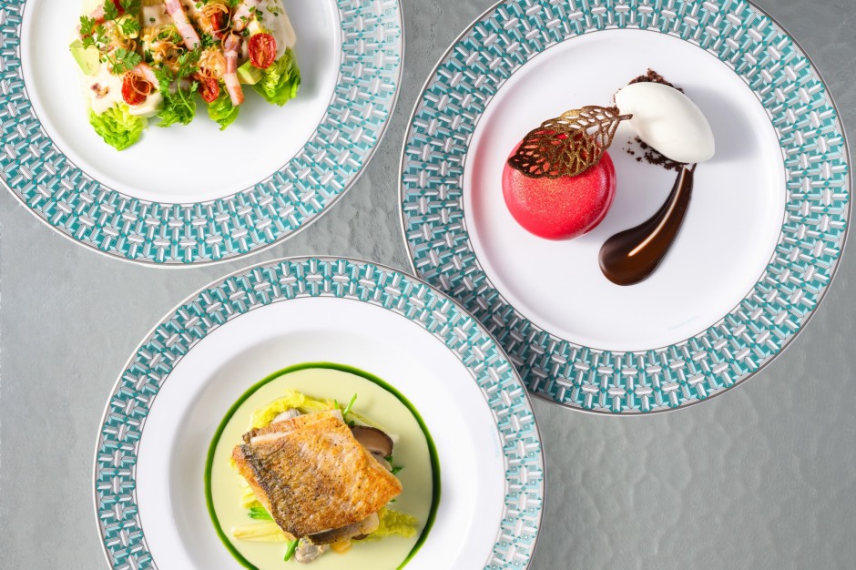 小檔tiffany cafeBlue Box Café Taipei供應二道式及三道式套餐除了經典早餐與英式下午茶，Blue Box Café Taipei亦供應季節性菜單，提供二道式套餐(前菜+主菜、或主菜+甜點) 定價新台幣1480元起，及三道式套餐(前菜+主菜+甜點)定價新台幣1780元起