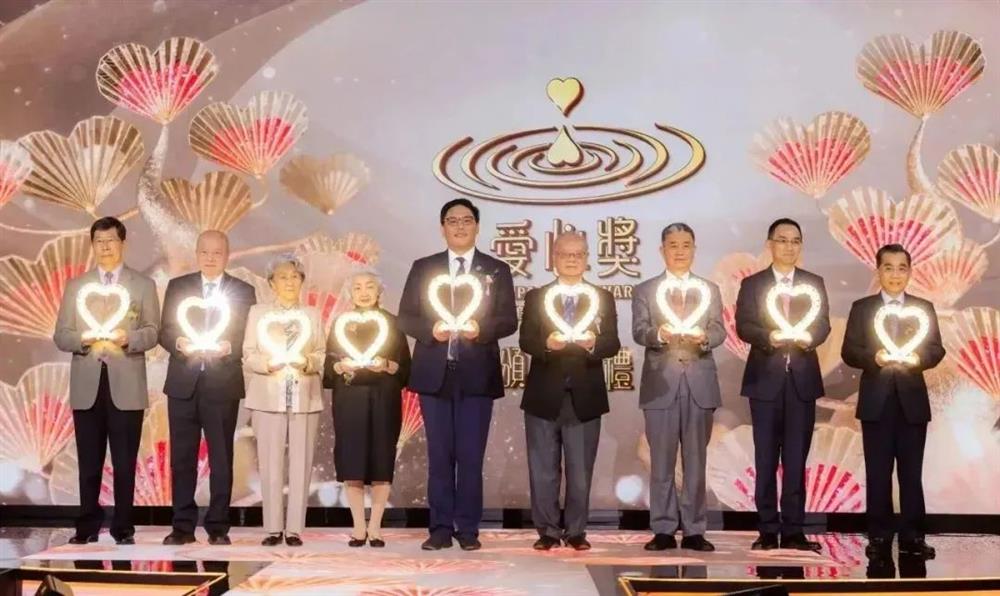 主持亮燈的主禮嘉賓（左起）：唐怡源、盧邁、周秉德、梁愛詩、梁宏正、李焯芬、王振耀、徐威、王茂林