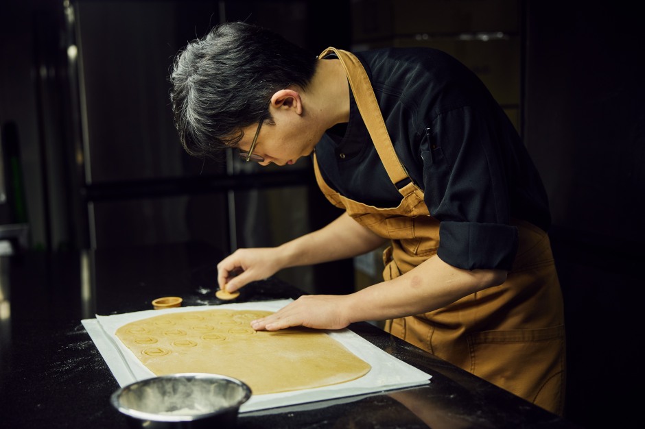 小檔Lexus攜手Yu Chocolatier 畬室 推出限量春節聯名禮盒_情境照_鄭畬軒主廚製程1jpg