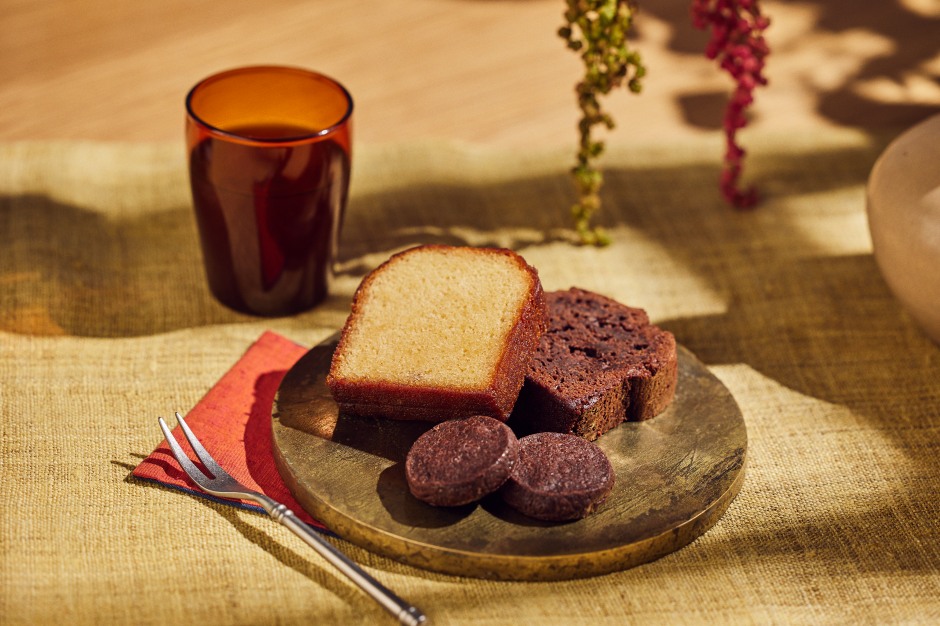 小檔Lexus攜手Yu Chocolatier 畬室 推出限量春節聯名禮盒_情境照_「Lexus x畬室巧克力 聯名禮盒」_畬室明星商品_橙香旅者蛋糕、重度巧克力旅者蛋糕、濃巧克力沙布雷(左上、又上、中下)