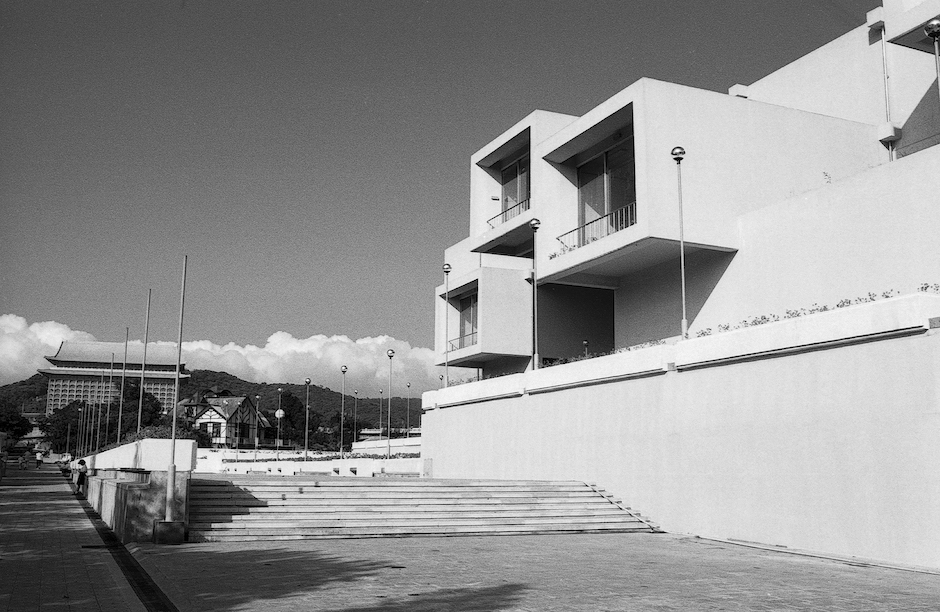 7 剛落成的臺北市立美術館與圓山別莊、圓山大飯店，約1983，將於「摩登生活：臺灣建築1949-1983」展出。©北美館，圖像由北美館提供。