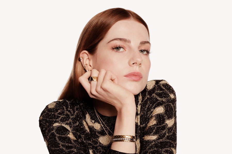 Lucy Boynton演繹全新 COCO CRUSH 高級珠寶系列形象廣告。（圖片提供：CHANEL）