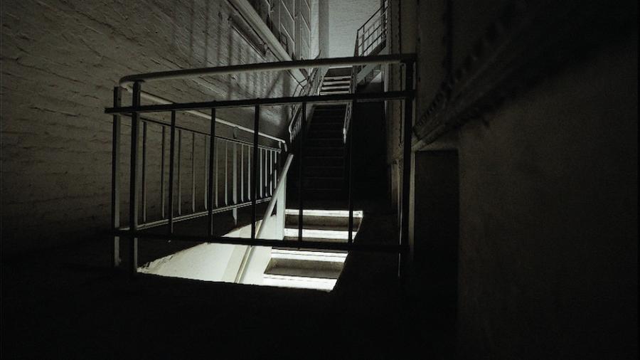 柏林「The dark rooms vertical」神秘廢墟工廠中的無光展覽 柏林「The dark rooms vertical」神秘廢墟工廠中的無光展覽