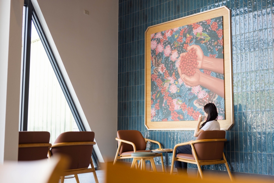 星巴克彰化社頭門市門市藝術牆面設計，以深層海洋藍為主要的色彩計劃，搭配淺色調木皮色調與清新自然的咖啡田園風景。（圖片提供：星巴克）