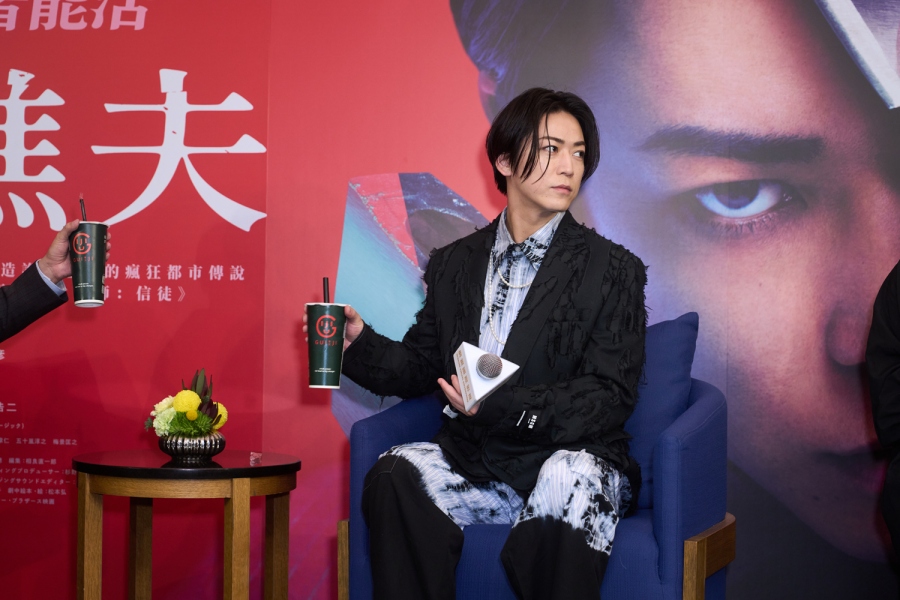 龜梨和也笑說自己這兩天發現了珍珠奶茶的完美喝法。(圖片提供:網銀國際影視) 龜梨和也笑說自己這兩天發現了珍珠奶茶的完美喝法。(圖片提供:網銀國際影視)