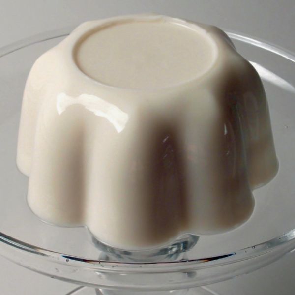 未加裝飾的奶凍展現純粹優雅。（圖片來源：《來一匙世界甜點史》）