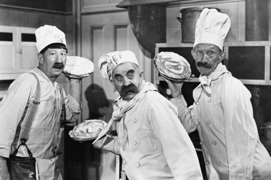 1947年電影《寶琳驚險記》（e Perils of Pauline）中，準備砸派的主廚們。（圖片來源：《來一匙世界甜點史》）