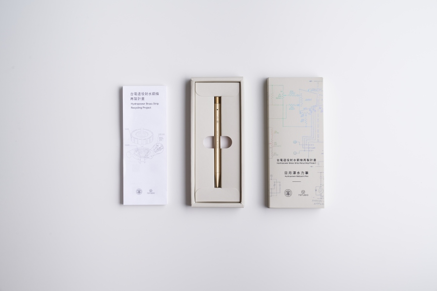 日月潭水力筆的外包裝盒設計以電路圖為靈感,別具巧思。另外,水力筆所使用的筆芯更與市面上常見筆芯款式相容,創造可長久使用的誘因亦是循環經濟的重要觀點。(圖片提供:台電文創) 日月潭水力筆的外包裝盒設計以電路圖為靈感,別具巧思。另外,水力筆所使用的筆芯更與市面上常見筆芯款式相容,創造可長久使用的誘因亦是循環經濟的重要觀點。(圖片提供:台電文創)