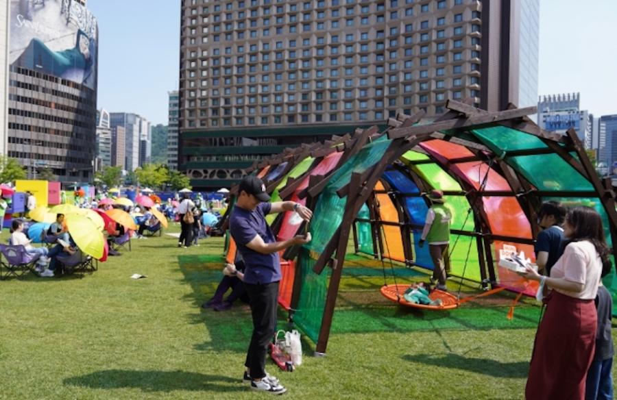 「首爾戶外圖書館」進駐清溪川！吹著夏日晚風，沉浸在自然與文化的悠閒時光