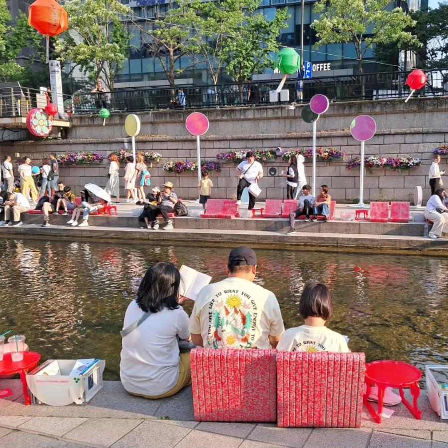 「首爾戶外圖書館」進駐清溪川！吹著夏日晚風，沉浸在自然與文化的悠閒時光
