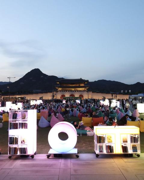 「首爾戶外圖書館」進駐清溪川！吹著夏日晚風，沉浸在自然與文化的悠閒時光