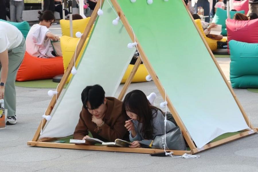 「首爾戶外圖書館」進駐清溪川！吹著夏日晚風，沉浸在自然與文化的悠閒時光