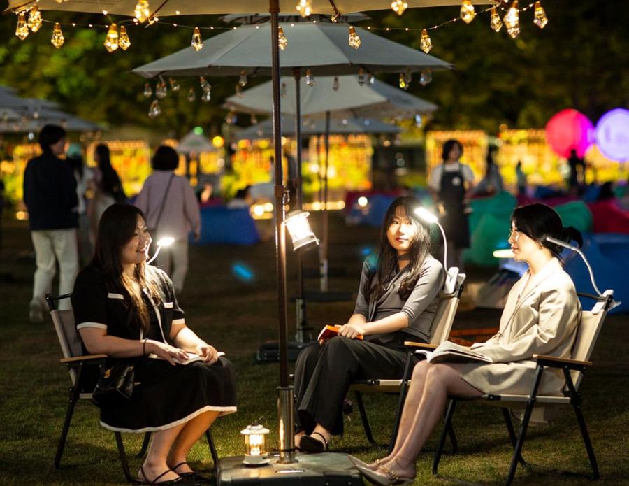 「首爾戶外圖書館」進駐清溪川！吹著夏日晚風，沉浸在自然與文化的悠閒時光