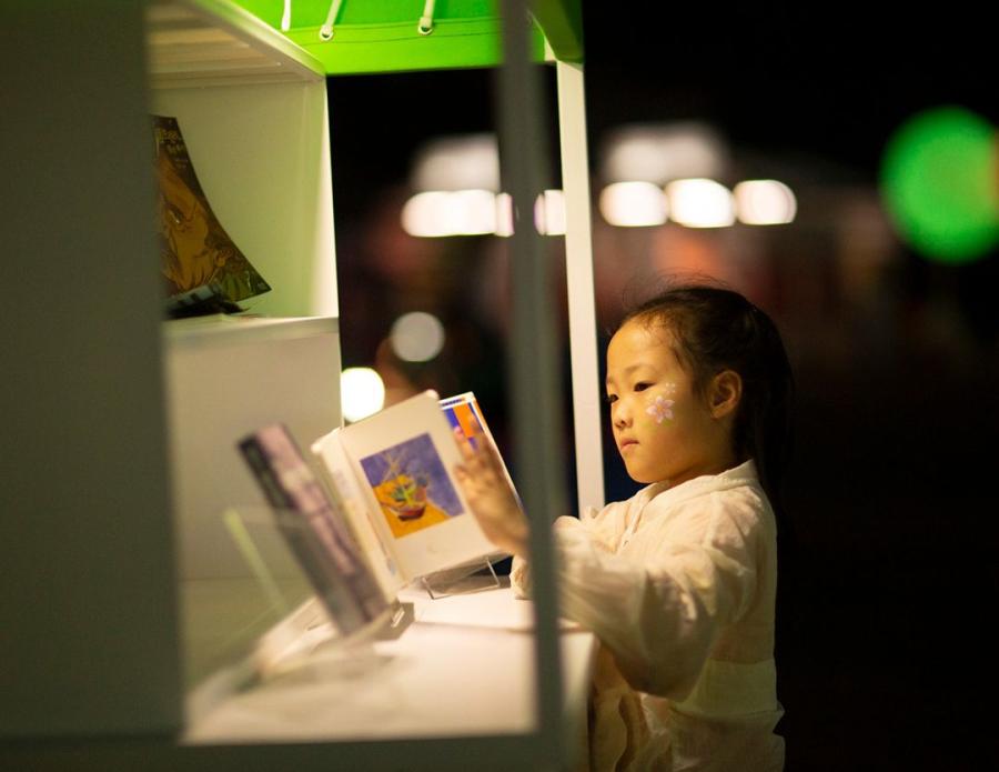 「首爾戶外圖書館」進駐清溪川！吹著夏日晚風，沉浸在自然與文化的悠閒時光