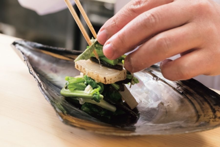 牛角蛤。(圖片來源:《日本料理擺盤美學》) 牛角蛤。(圖片來源:《日本料理擺盤美學》)