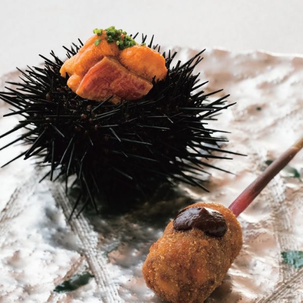 帶殼海膽。(圖片來源:《日本料理擺盤美學》) 帶殼海膽。(圖片來源:《日本料理擺盤美學》)