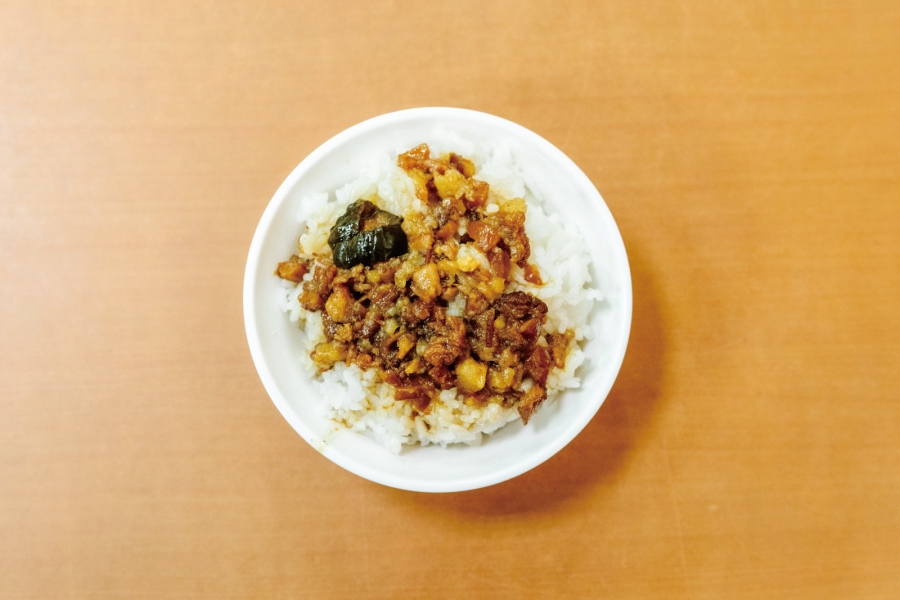 作者Chez Kuo以 1:1 的實際拍攝與空間紀錄,更能實際了解滷肉飯的魅力。(圖片提供:Chez Kuo) 作者Chez Kuo以 1:1 的實際拍攝與空間紀錄,更能實際了解滷肉飯的魅力。(圖片提供:Chez Kuo)