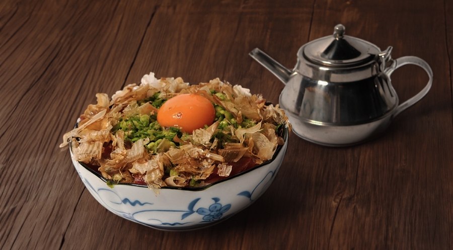 米崙丼飯屋的「鰹魚一生丼」將東部漁產與農產融合。(圖片提供:雲品國際) 米崙丼飯屋的「鰹魚一生丼」將東部漁產與農產融合。(圖片提供:雲品國際)
