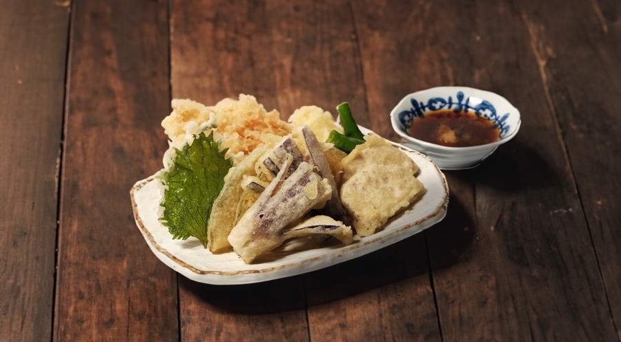 米崙丼飯屋的野菜天婦羅,內含芋頭、地瓜、茄子等花東在地食材。(圖片提供:雲品國際) 米崙丼飯屋的野菜天婦羅,內含芋頭、地瓜、茄子等花東在地食材。(圖片提供:雲品國際)