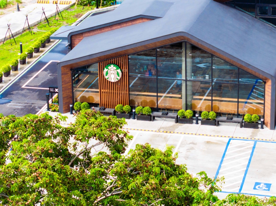 以山巒意象為主題的星巴克松竹安順門市，於8月16日正式開幕。（圖片提供：星巴克）