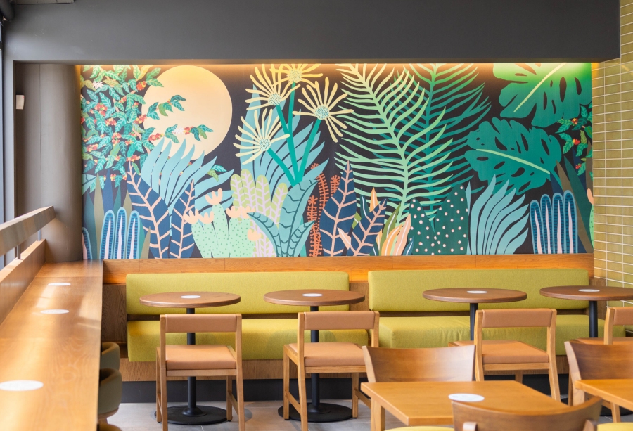 松竹安順門市內的藝術牆面，色彩鮮明的咖啡景觀與蓬勃盎然的綠葉植物，呼應了門市所在地北屯區豐富的自然生態。（圖片提供：星巴克）