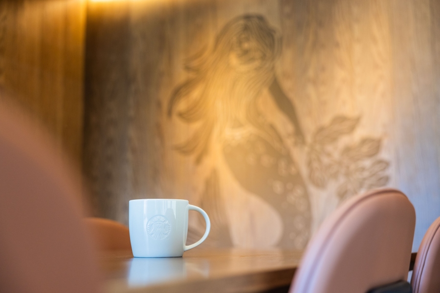 松竹安順門市室內壁面則選用暖金色與石綠色設計、柚木色木皮的飾面材料，營造出溫馨氛圍。（圖片提供：星巴克）