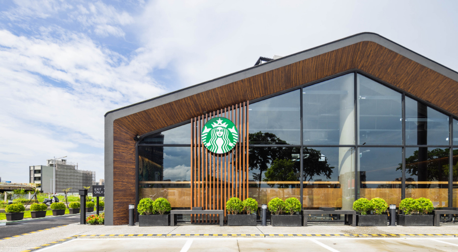 星巴克台中「松竹安順門市」開幕！外觀融入山巒意象，結合車道型服務、不用下車也能買咖啡